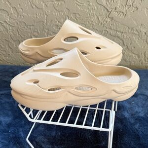 Wild Diva Clogs Beige Slip-On Clogs Women's Size 11Trendy Like New